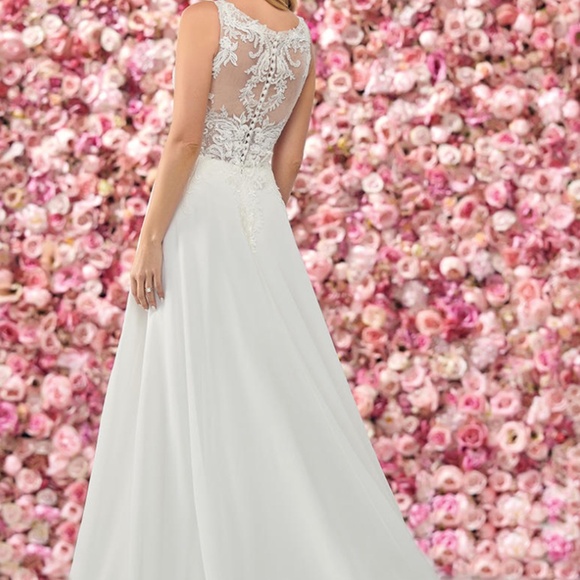 ENCHANTING BY MON CHERI PLUS SIZE WEDDING GOWN SIZE 22 NWT - Picture 2 of 10